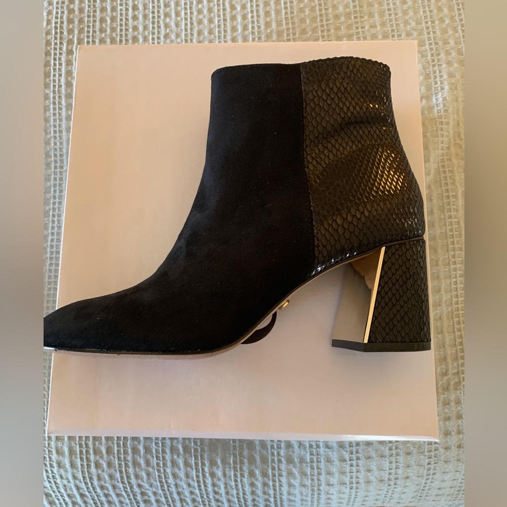NWOT XOXO Kahana Faux Suede Snake Booties Size: 10 Color: Black